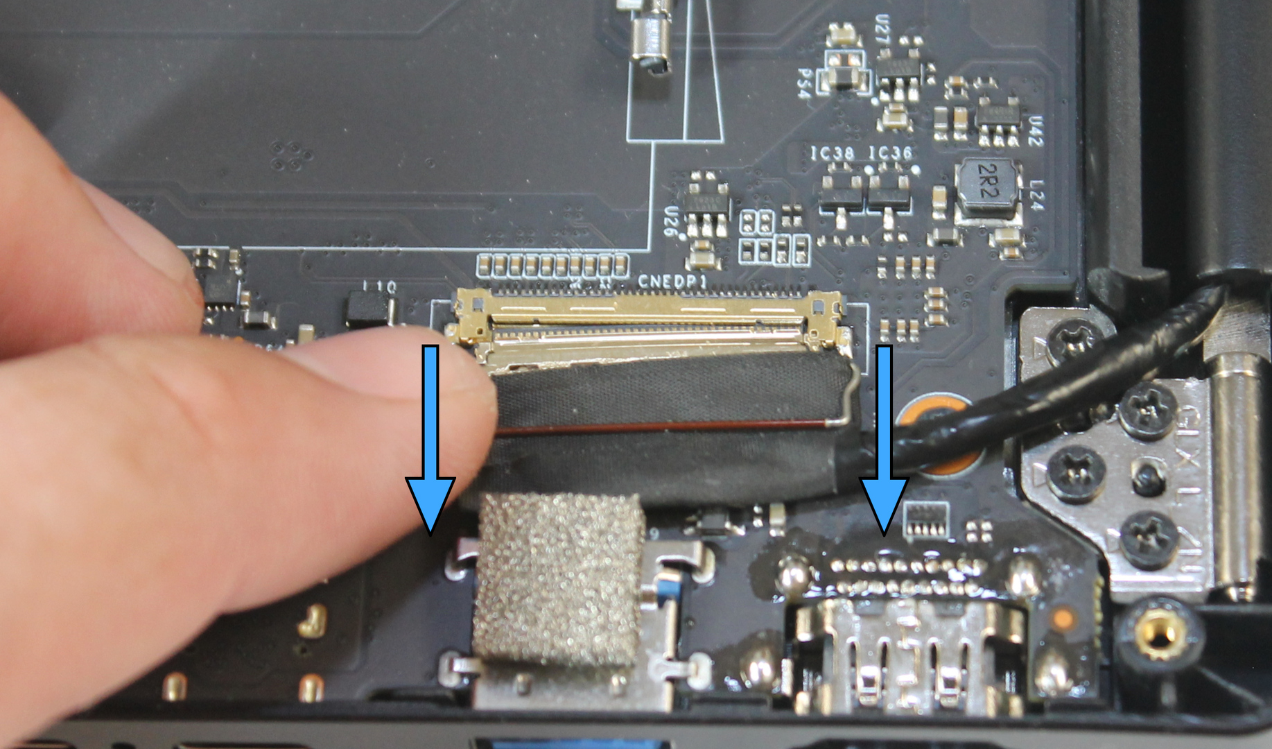 Display connector, with removal direction marked