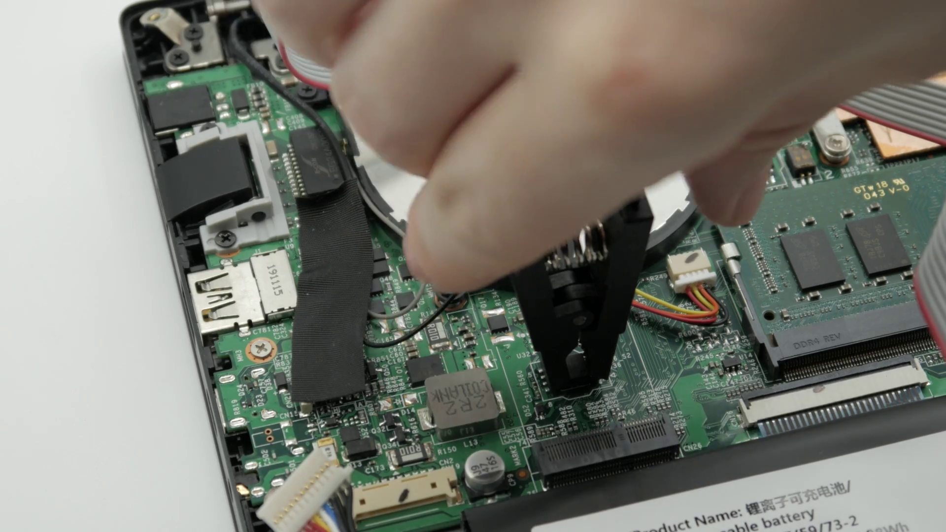 Removing SOIC8 clip from the Librem 14 EC chip